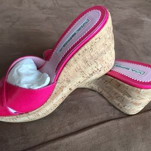 VIA SPIGA FUSCIA PATENT LEATHER CORK WEDGES NIB